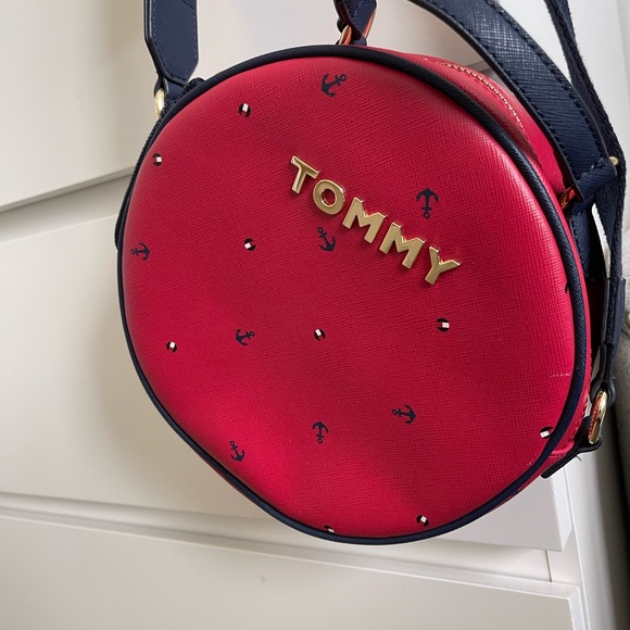 ❌❌SOLD❌❌ Tommy crossbody round bag - Picture 3 of 6